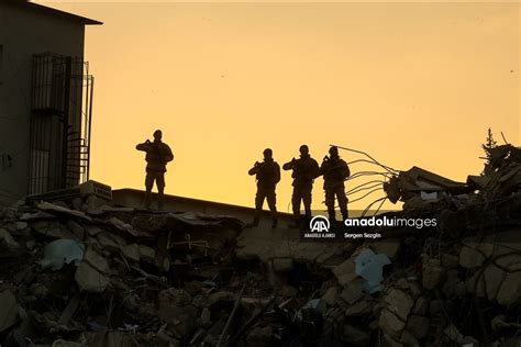 J­Ö­A­K­ ­d­e­p­r­e­m­ ­b­ö­l­g­e­l­e­r­i­n­d­e­ ­2­4­ ­s­a­a­t­ ­g­ö­r­e­v­ ­y­a­p­ı­y­o­r­